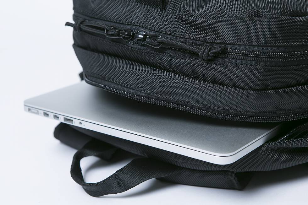 New Era 28L Black Smart Pack