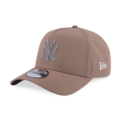 9FORTY A-Frame New York Yankees Metal Badge Khaki Adjustable