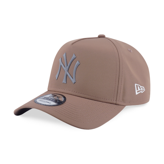 9FORTY A-Frame New York Yankees Metal Badge Khaki Adjustable