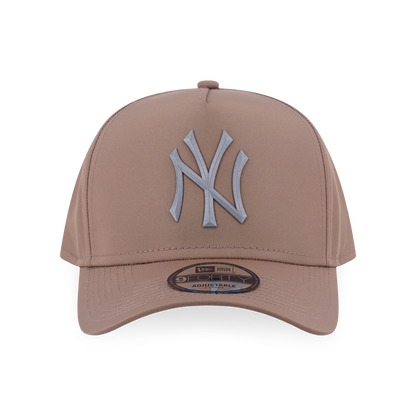 9FORTY A-Frame New York Yankees Metal Badge Khaki Adjustable