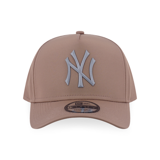 9FORTY A-Frame New York Yankees Metal Badge Khaki Adjustable