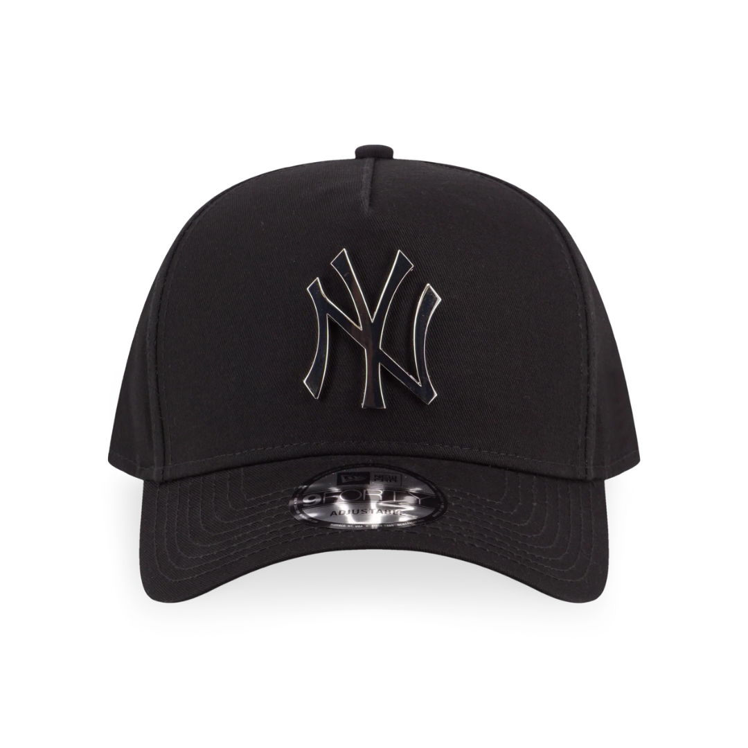 9FORTY A-Frame New York Yankees Metal Badge Silver Black Adjustable