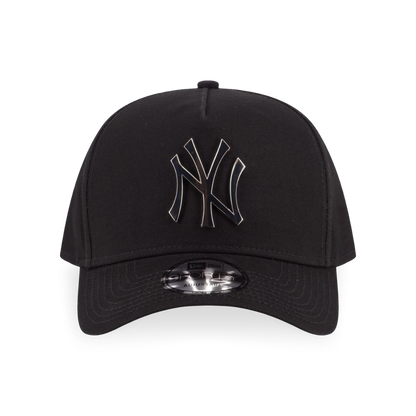 9FORTY A-Frame New York Yankees Metal Badge Silver Black Adjustable